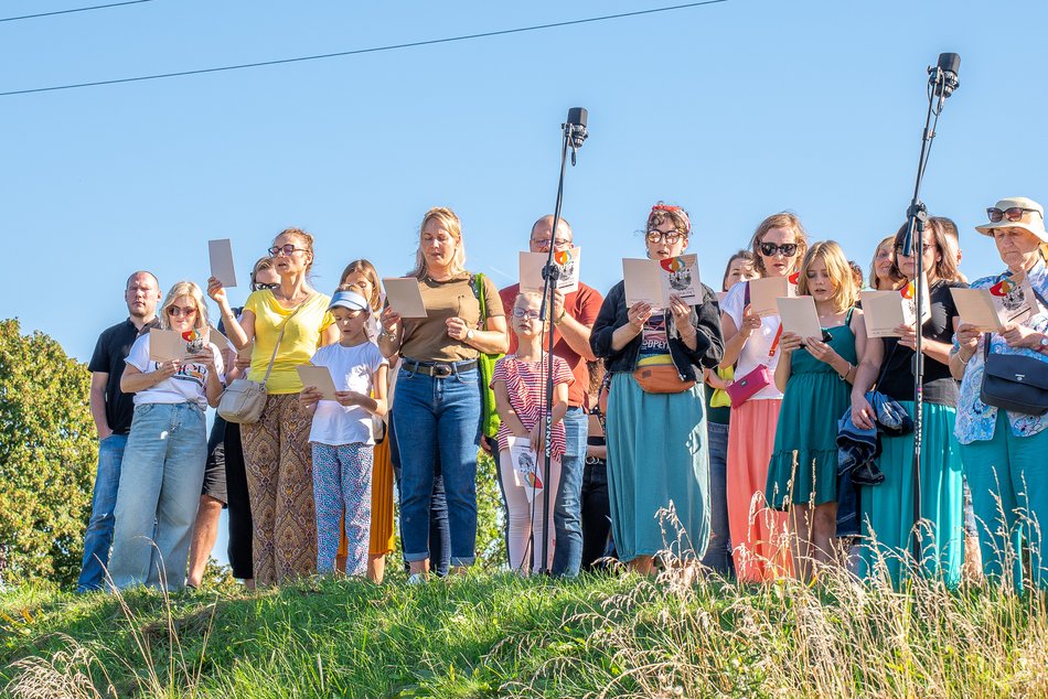 Wielkie wspólne śpiewanie "Prząśniczki" w parku Ocalałych