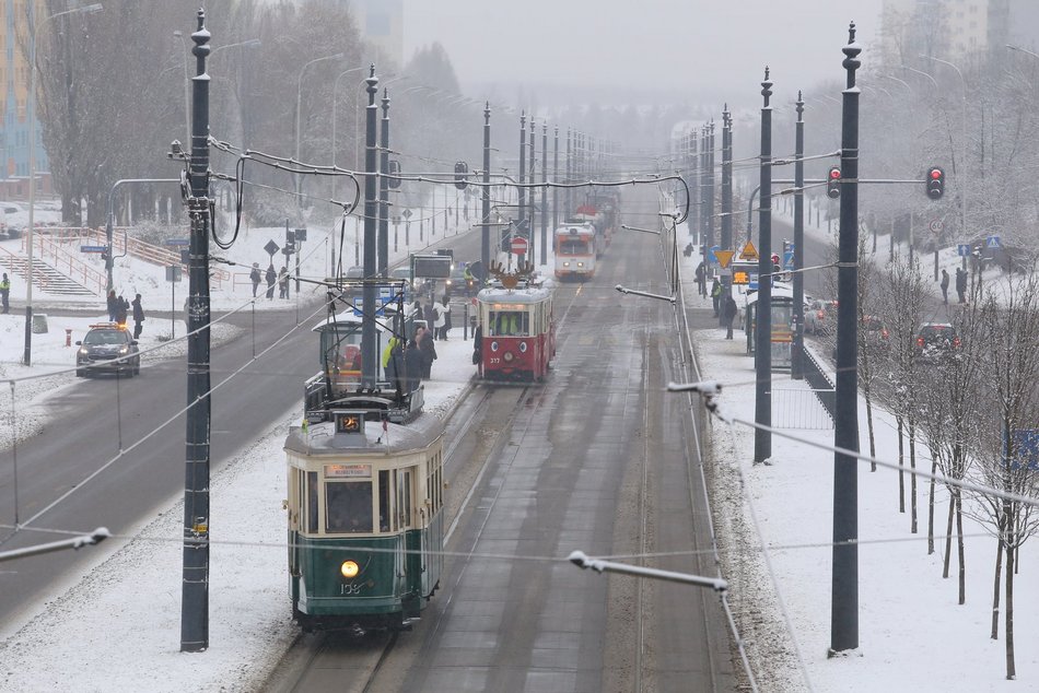 Wielka parada zabytkowych autobusów i tramwajów MPK Łódź