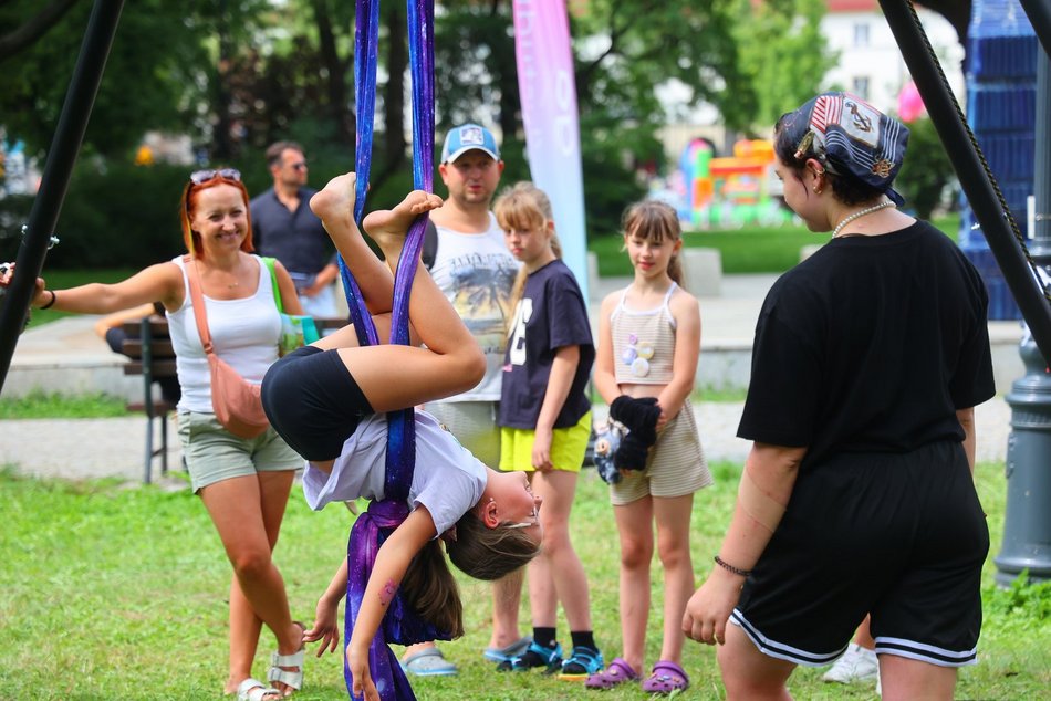 Cyrkowe warsztaty w parku Staromiejskim na 602. Urodzin Łodzi. Szczudła, sztuczki i hula hop!