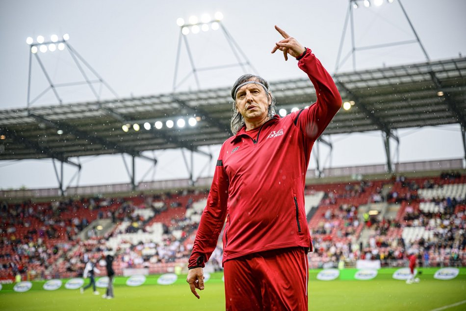 Łódź. Mecz Gwiazd w Łodzi. Na murawie Boniek, Krzynówek, Krychowiak