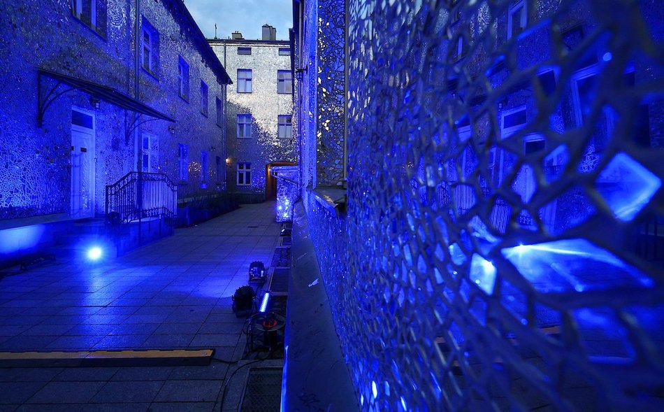 Łódź. Pasaż Róży w Łodzi cały na niebiesko! Łodzianie wspierają lot Sławosza Uznańskiego-Wiśniewskiego