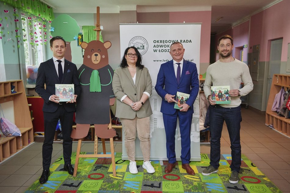 Akcja "Bajeczni Adwokaci" w Przedszkolu Miejskim nr 141 w Łodzi. Adwokaci czytali przedszkolakom książkę o swojej pracy
