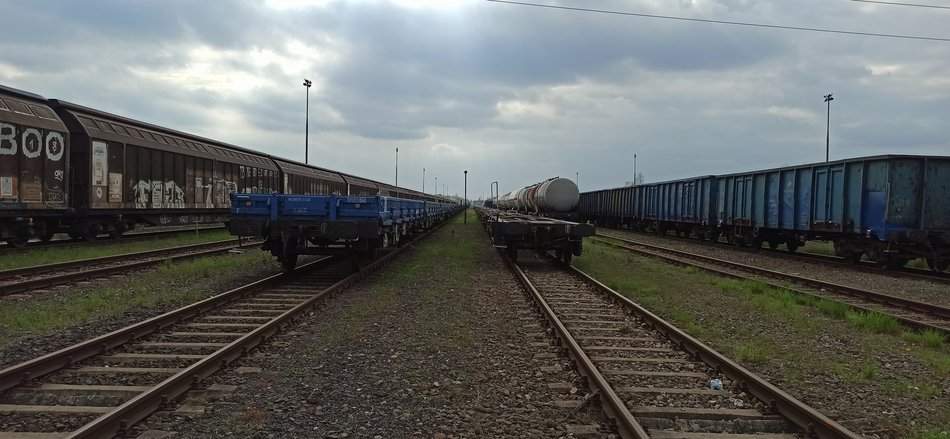 Cmentarz lokomotyw w Łodzi. Klimatyczne miejsce na Olechowie [ZDJĘCIA]