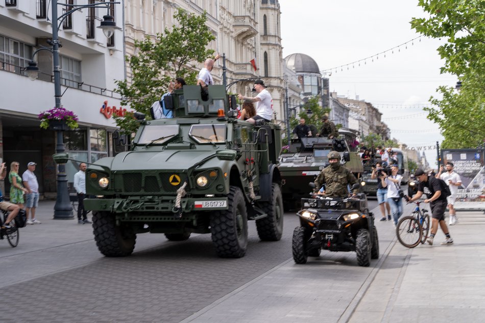 Parada na Piotrkowskiej przed meczem Marcina Gortata z NATO