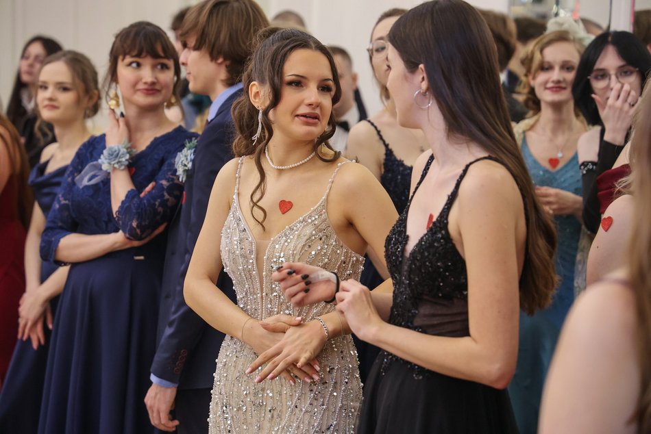 Łódź. Studniówka II LO w Łodzi. Wspaniali maturzyści świętowali w Pałacu Skotniki