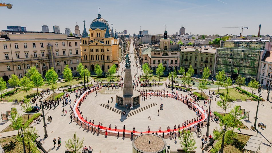 Łódź. Dzień Flagi w Łodzi. Biało-czerwony korowód przeszedł Piotrkowską