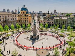 Łódź. Dzień Flagi w Łodzi. Biało-czerwony korowód przeszedł Piotrkowską