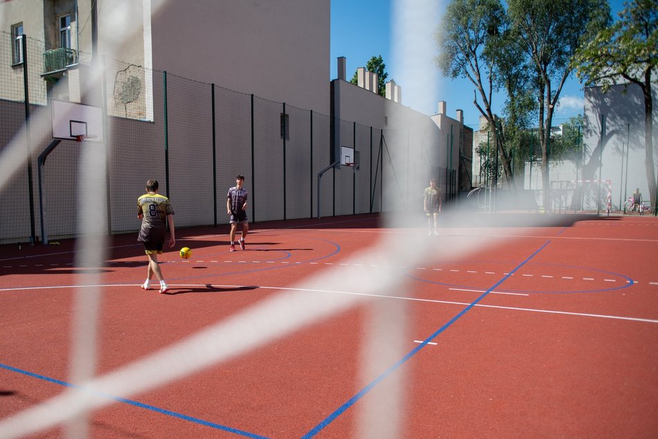 Nowe boisko w liceum przy Kopernika w Łodzi. Huczne otwarcie!