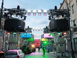 Łódź. Parada Wolności 2025 w Łodzi tuż tuż. Zobacz, jak powstaje scena przy placu Wolności [ZDJĘCIA]