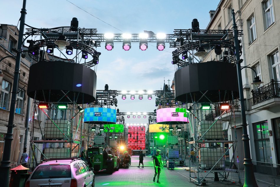 Łódź. Parada Wolności 2025 w Łodzi tuż tuż. Zobacz, jak powstaje scena przy placu Wolności [ZDJĘCIA]