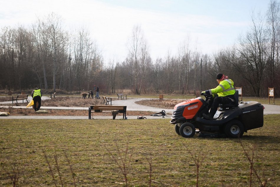 Łódź. Wiosenne porządki w Parku na Janowie. Tak Łódź dba o zieleń po zimie!