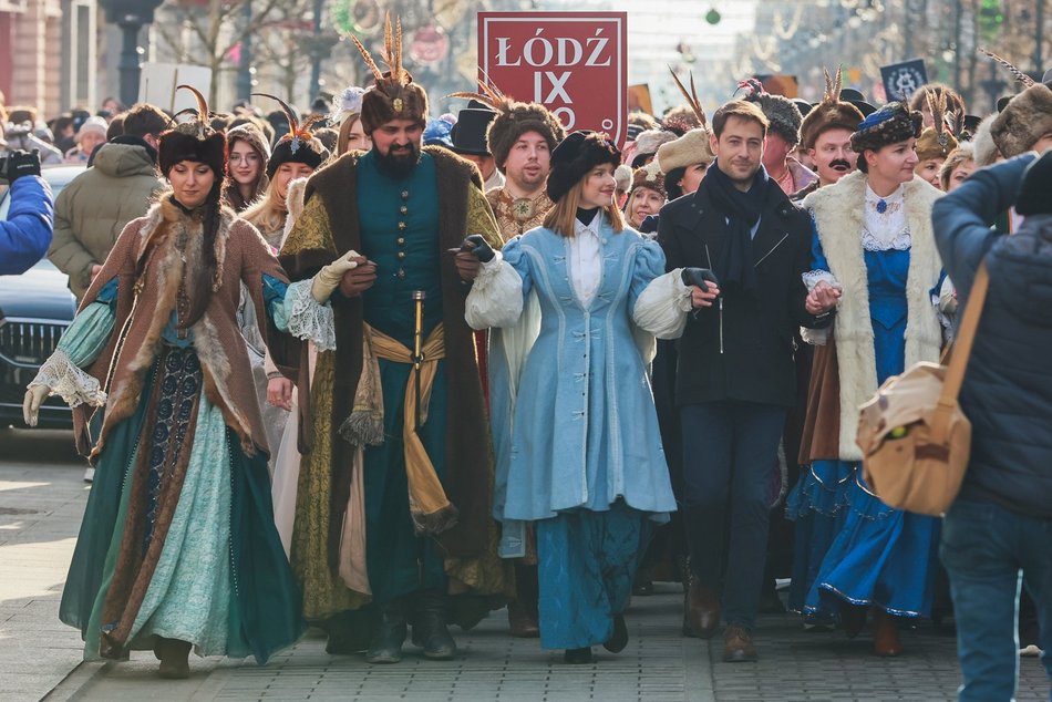 Łódź. Polonez dla Łodzi. Tłumy maturzystów zatańczyły na Piotrkowskiej. Razem z nimi łodzianie!