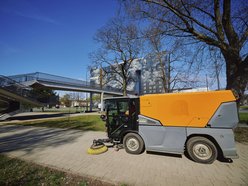 Łódź. Wiosenne sprzątanie Łodzi. Prace m.in. na Aleksandrowskiej, Tatrzańskiej i Kasprzaka