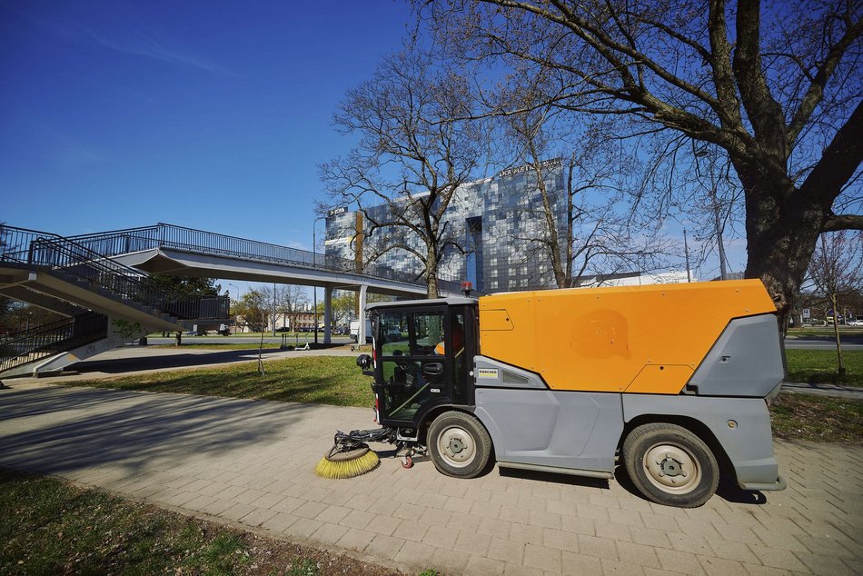Łódź. Wiosenne sprzątanie Łodzi. Prace m.in. na Aleksandrowskiej, Tatrzańskiej i Kasprzaka
