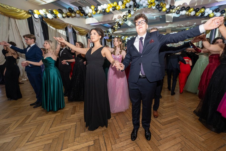 Łódź. Studniówka XXVI LO w Łodzi. Ależ oni zatańczyli... i jak pięknie wyglądali!