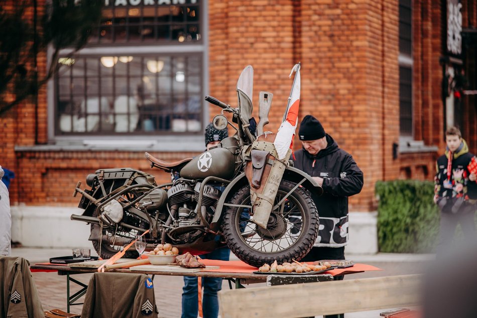 Łódź. WOŚP 2025 w Łodzi. Kultowe pojazdy zjechały do Manufaktury