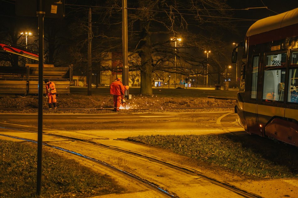 Nocne remonty torowiska MPK Łódź przy Rondzie Lotników Lwowskich