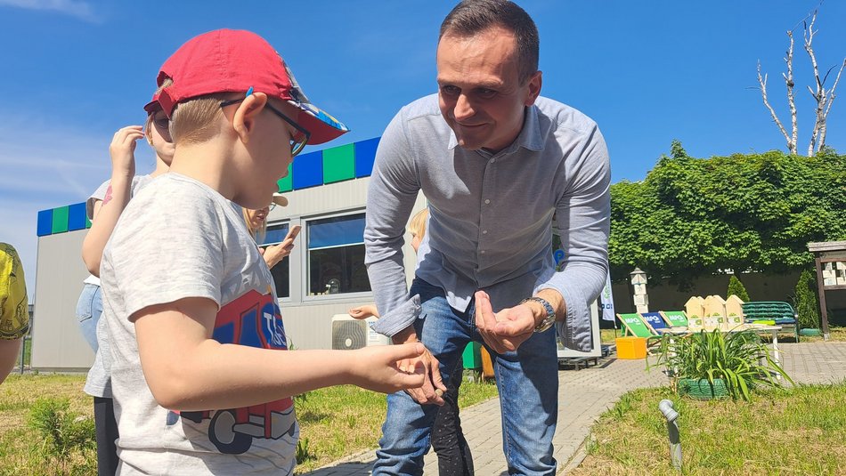 Dzieci zasiały łąkę kwietną i rozwiesiły domki dla owadów na terenie MPO