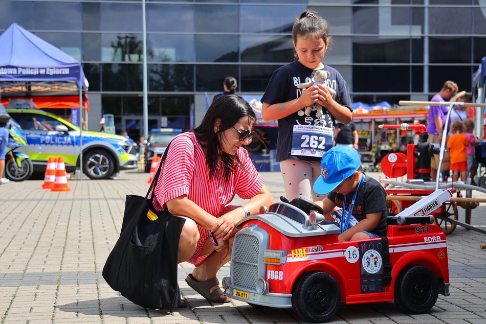 Piknik rodzinny "Bezpieczne wakacje z mundurem" pod Atlas Areną