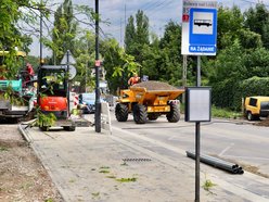 Łódź. Remont Źródłowej w Łodzi. Powstaje nowy chodnik i miejsca parkingowe