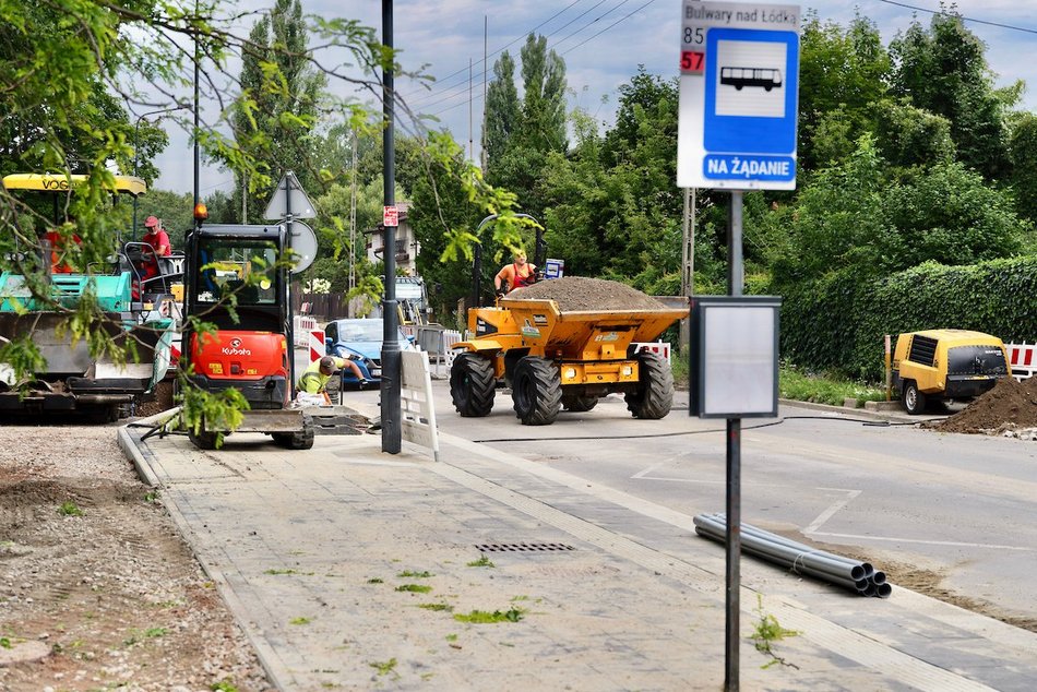 Łódź. Remont Źródłowej w Łodzi. Powstaje nowy chodnik i miejsca parkingowe