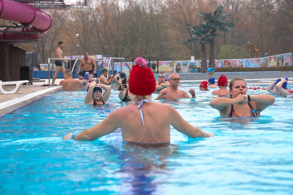 Pierwsze w tym sezonie morsowanie w Aquaparku Fala w Łodzi