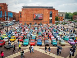 Łódź. Parada maluchów w Manufakturze! Kultowe fiaty 126p ciągle w modzie