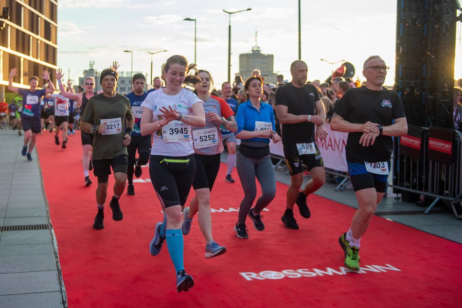 Łódź. Bieg Ulicą Piotrkowską Rossmann Run 2025 wystartował! Walka o życiowe rekordy