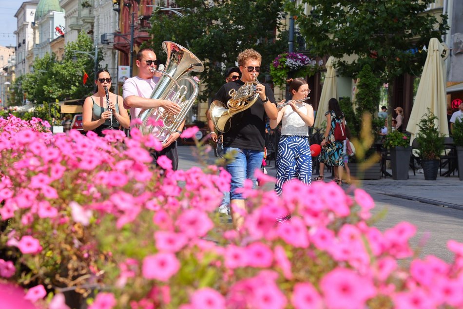 Orkiestra na ul. Piotrkowskiej z okazji 601. Urodzin Łodzi