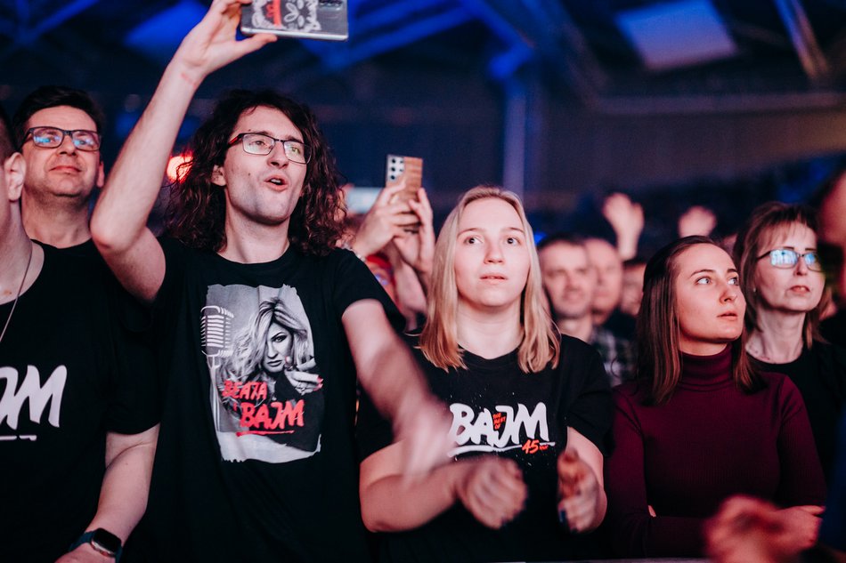 Fani i słuchacze zespołu Bajm podczas koncertu w Atlas Arenie w Łodzi