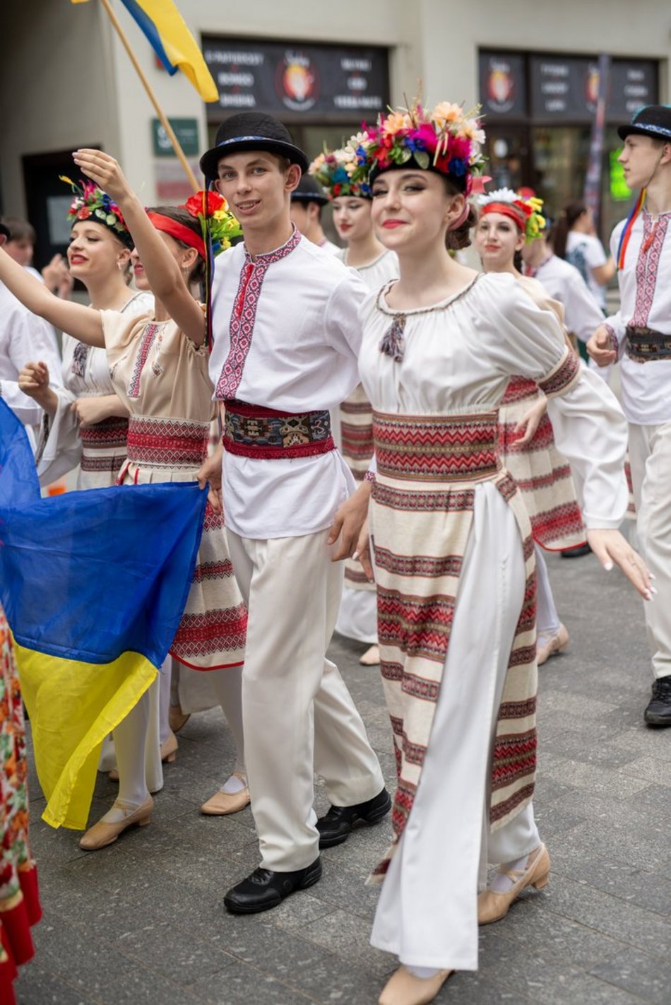 ludzie w strojach folkowych na ulicy