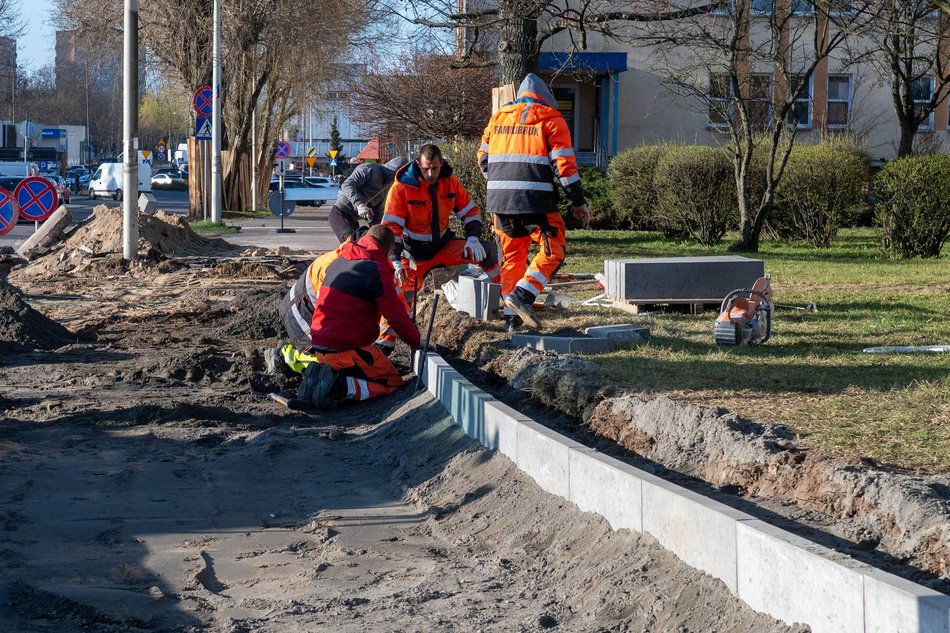 Łódź. Remont Bartoka w Łodzi. Jest już pierwsza warstwa jezdni, trwa budowa parkingów i chodników