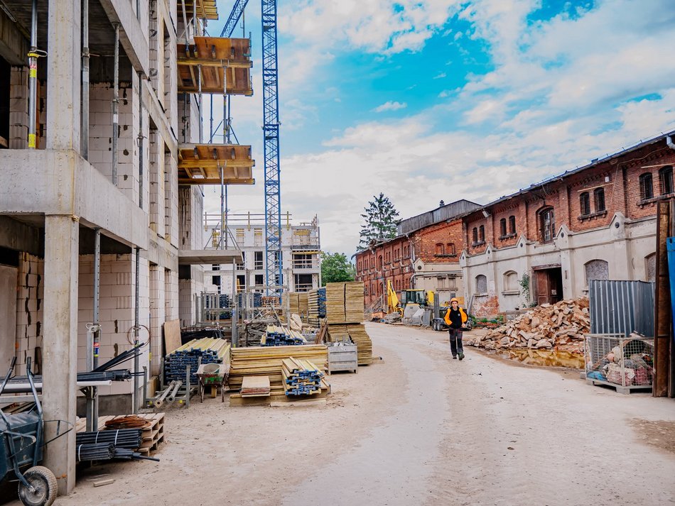 Zapomniany folwark Scheiblera w Łodzi pięknieje! Nowe mieszkania powstają z rozmachem