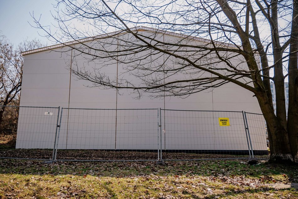 Łódź. Nowa hala sportowa przy Szkole Podstawowej nr 67 w Łodzi pnie się w górę. Kiedy otwarcie?