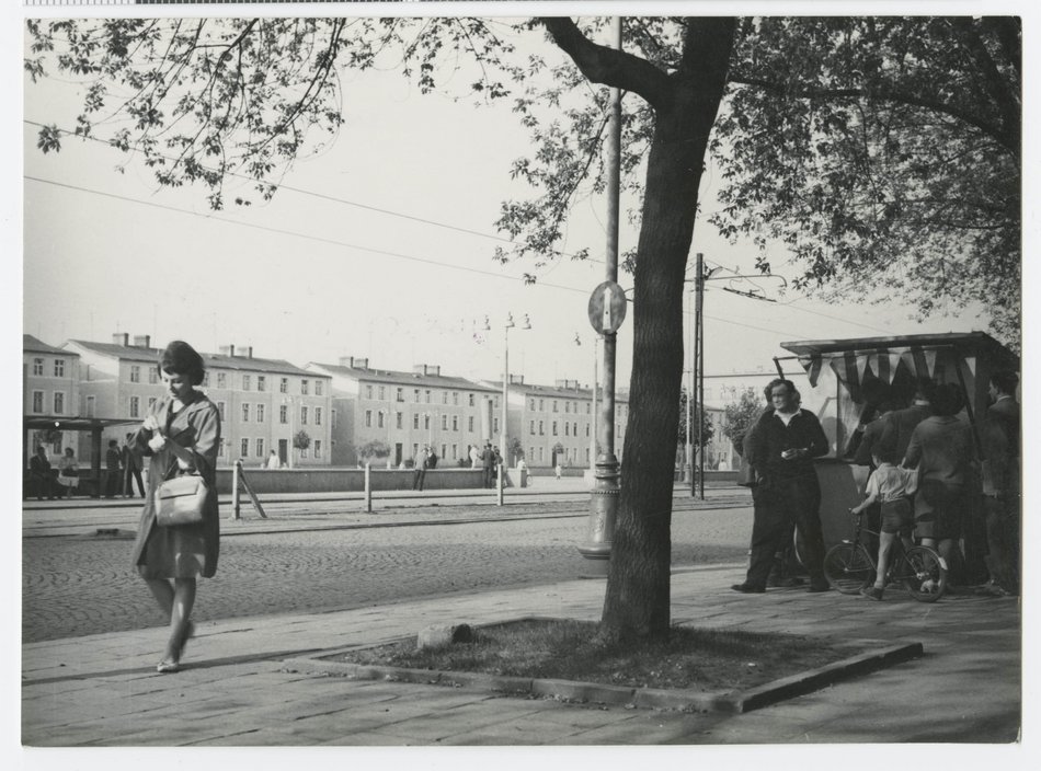 Fotografia przedstawiająca widok na Plac Zwycięstwa od strony ulicy Targowej