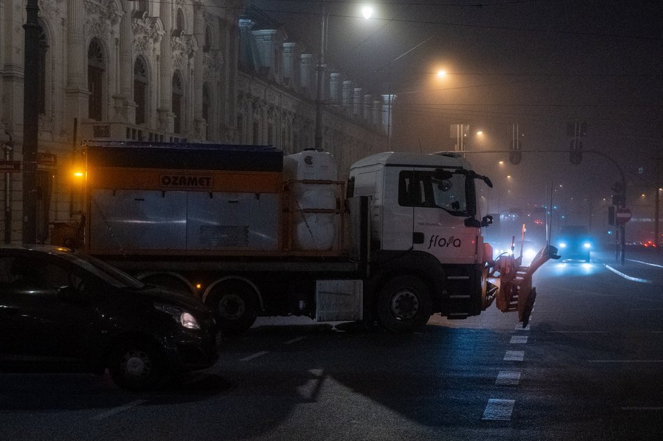Łódź. Akcja zimna na ulicach Łodzi trwa. Aż 85 pługopiaskarek na drogach