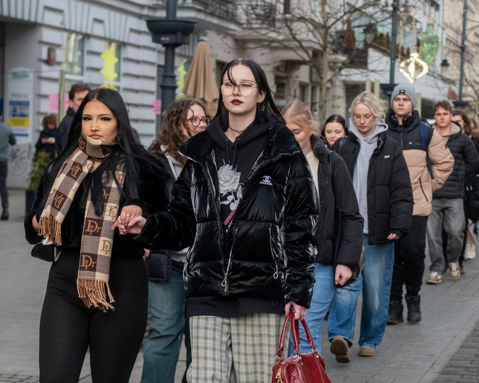 Łódź. Polonez dla Łodzi. Tłumy maturzystów zatańczyły na Piotrkowskiej. Razem z nimi łodzianie!
