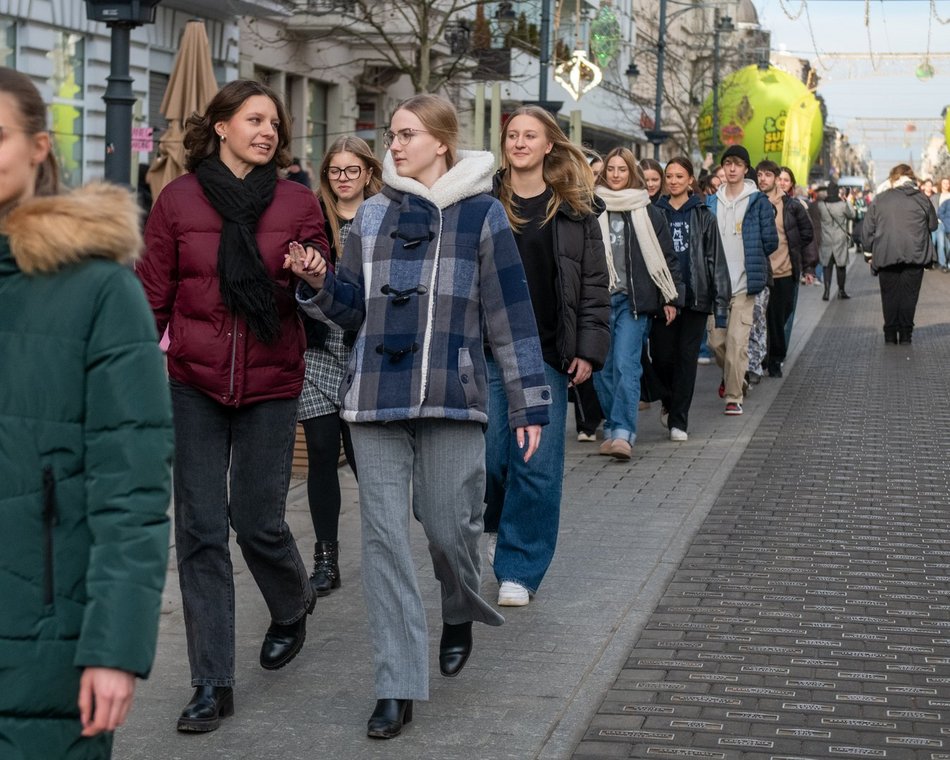 Łódź. Polonez dla Łodzi. Tłumy maturzystów zatańczyły na Piotrkowskiej. Razem z nimi łodzianie!