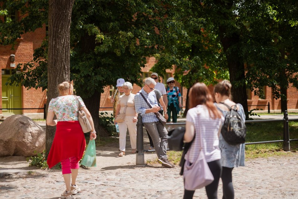 Łódź. Spacerowicze na Księżym Młynie i w Parku Źródliska w Łodzi. Recepta na udany weekend