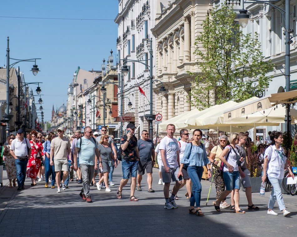 tłum na ulicy