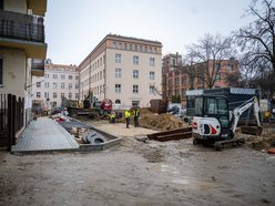 Plac Komuny w remoncie. Zakończyła się budowa chodnika od Sienkiewicza