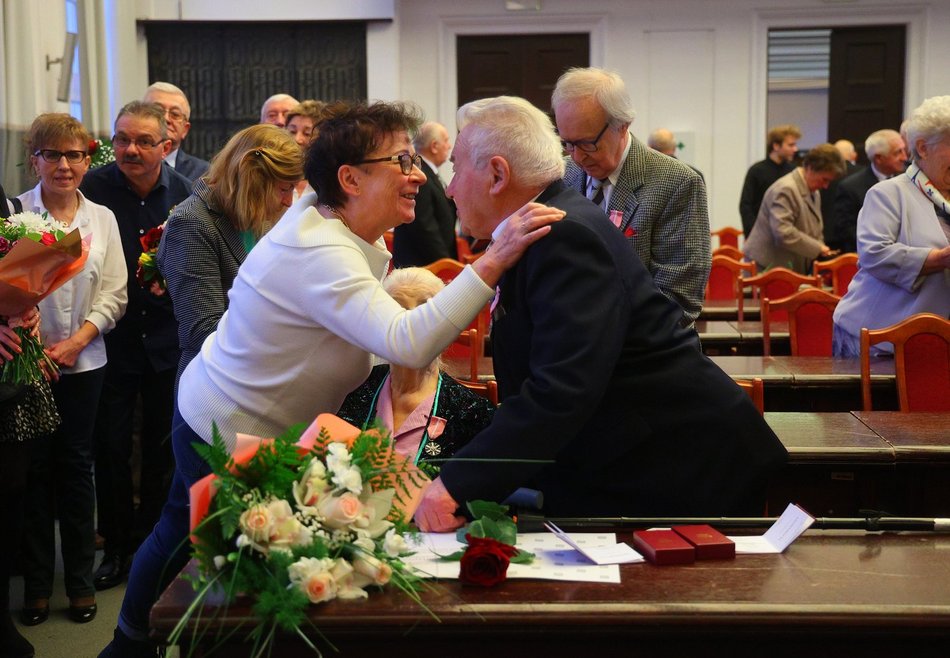 Łódź. Medale za długoletnie pożycie małżeńskie. Rekordziści są razem od 66 lat!