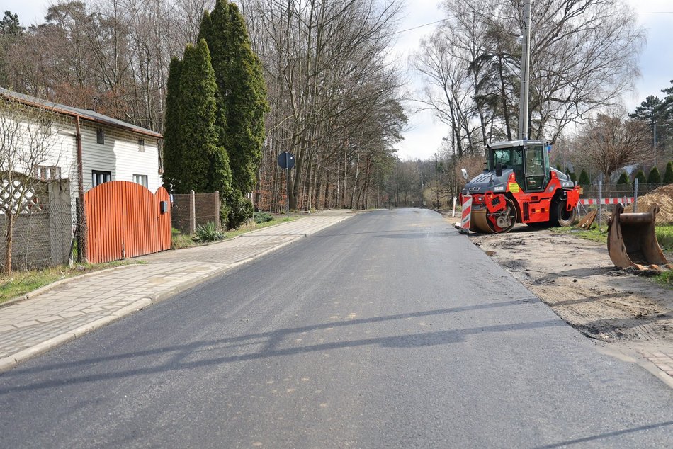 OSP Łagiewniki z nowym wozem strażackim i drogą prowadzącą do jednostki