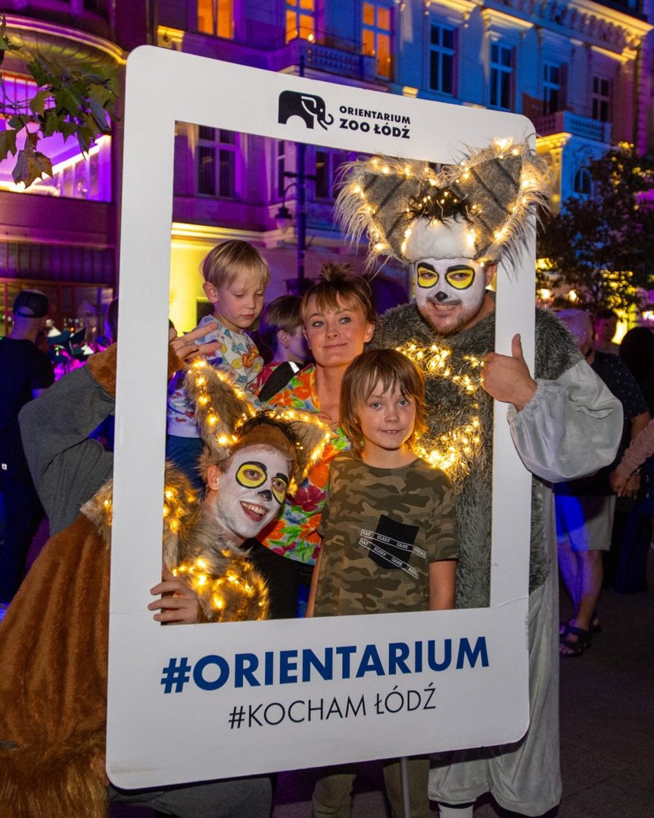 ludzie na festiwalu światła w Łodzi