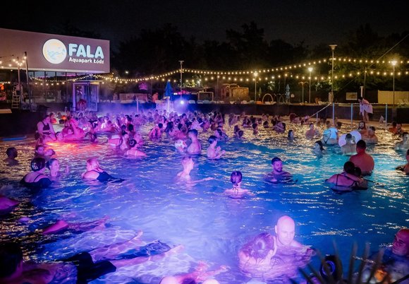 [Translate to Ukraiński:] Łódź. Nocne pływanie w Aquaparku Fala w Łodzi. Kup bilet na godzinę i baw się przez pięć!