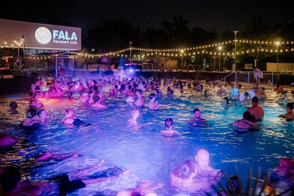 [Translate to Ukraiński:] Łódź. Nocne pływanie w Aquaparku Fala w Łodzi. Kup bilet na godzinę i baw się przez pięć!