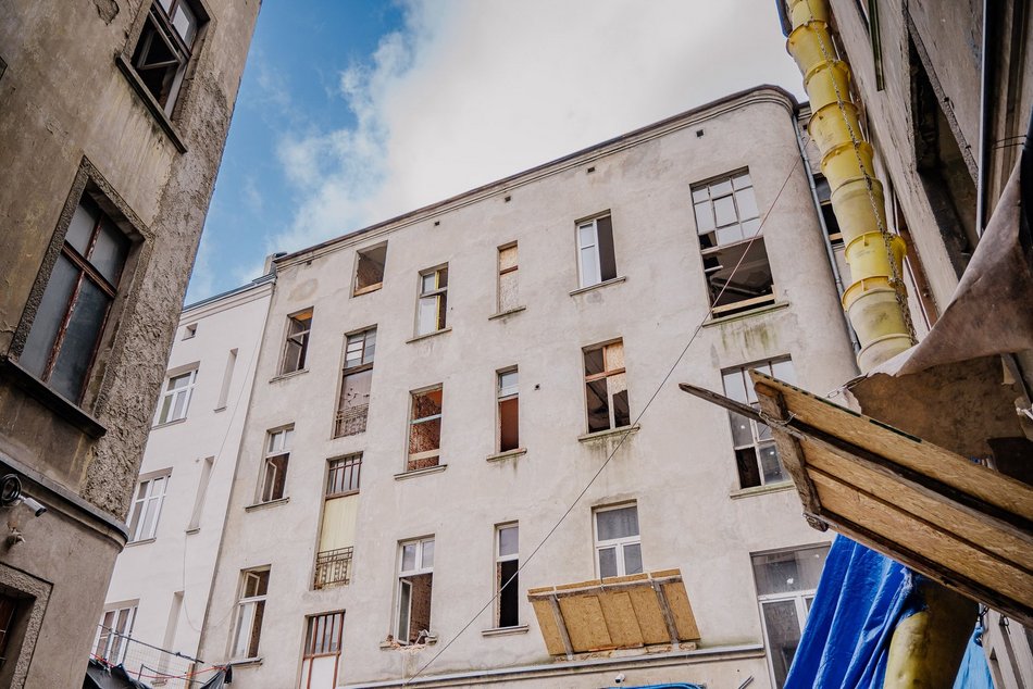 Łódź. Zmiany w ruchu przy Gdańskiej i Legionów w Łodzi. Nowy etap rewitalizacji zabytkowej ruiny