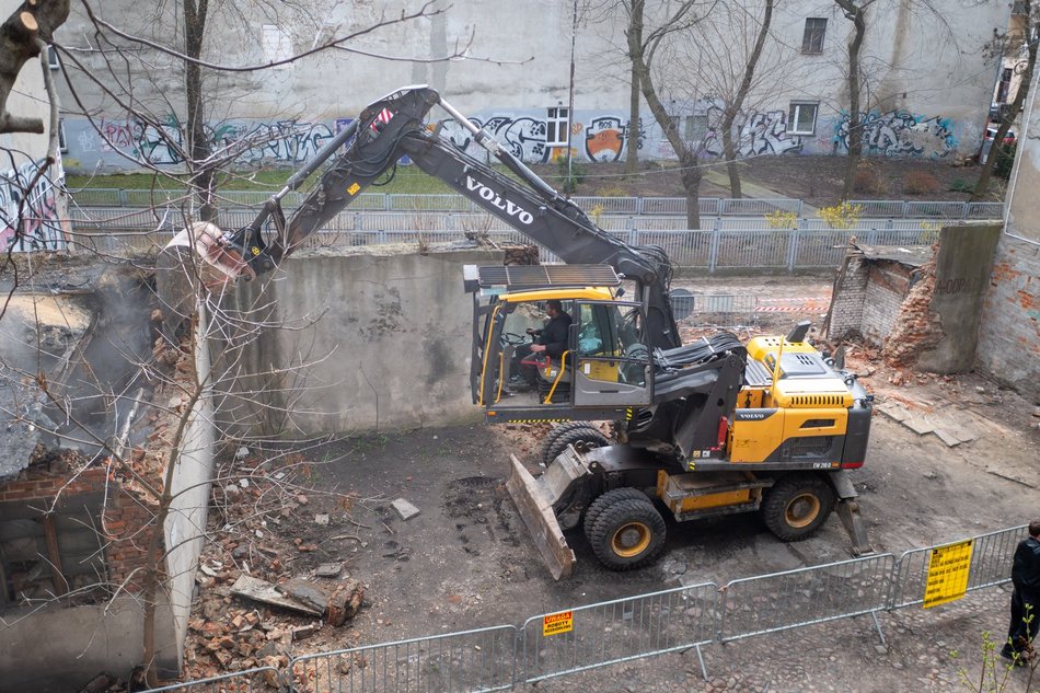 Łódź. Wyburzanie rudery przy Gdańskiej w Łodzi. To kolejny ze 161 budynków do rozbiórki