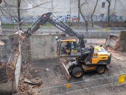 Łódź. Wyburzanie rudery przy Gdańskiej w Łodzi. To kolejny ze 161 budynków do rozbiórki