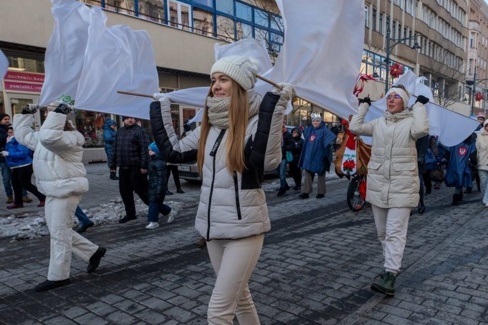 Łódź. Orszak Trzech Króli przeszedł ulicami Łodzi. Radosny pochód przyciągnął tłumy